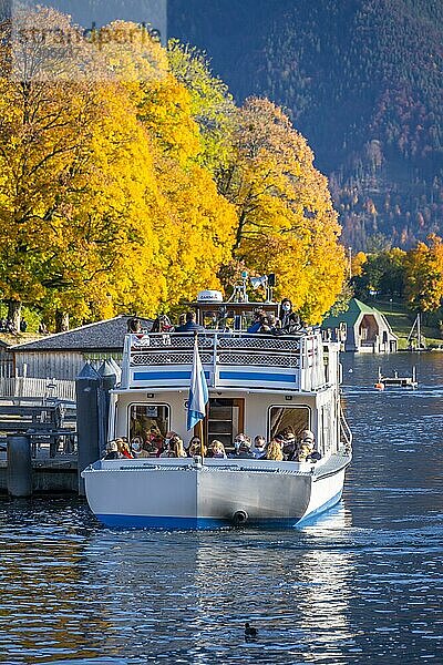 Fähre am Steg  Herbst  Tegernsee  Oberbayern  Bayern  Deutschland  Europa