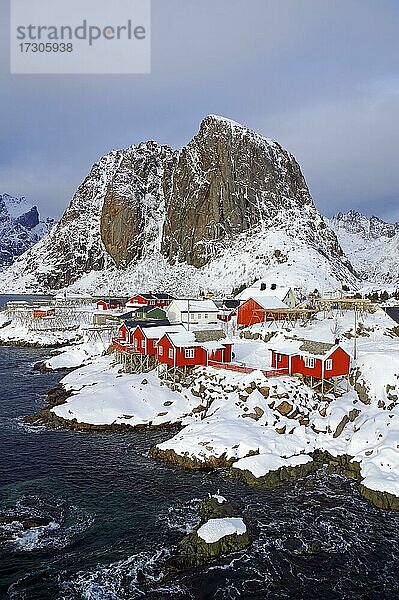 Rorbuer  typische Holzhäuser  Hamnoy  Reinefjord mit Bergen  Reinefjorden  Lofoten  Nordland  Norwegen  Europa