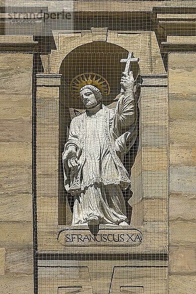 Skulptur von Franziskus an der Hauptfassade der Pfarrkirche St.Martin  Bamberg  Oberfranken  Bayern  Deutschland  Europa