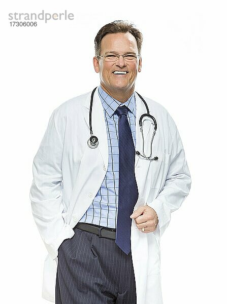 Handsome lächelnden männlichen Arzt im Laborkittel mit Stethoskop vor weißem Hintergrund