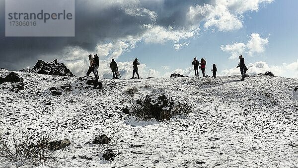 Touristen in Schneelandschaft  Gegenlicht  Atna  Etna  Catania  Sizilien  Italien  Europa