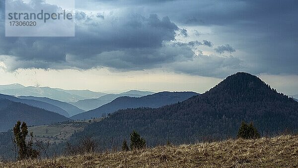 Bewölkter Himmel über bewaldeten Bergkuppen  Tara Nationalpark  Serbien  Europa