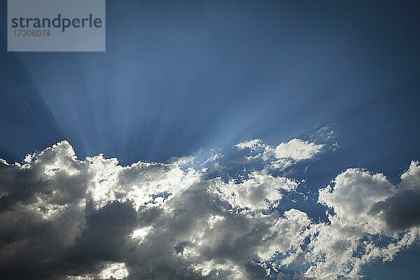 Schöne dramatische Gewitterwolken mit Silberstreifen und Lichtstrahlen mit Platz für Ihren eigenen Text oder Grafiken