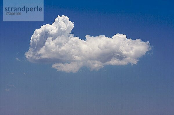 Puffy Wolken auf einem blauen Himmel