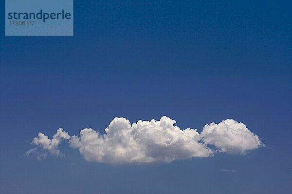 Puffy Wolken auf einem blauen Himmel