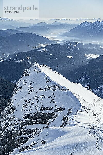 Alpenpanorama  Bernadeinkopf  Blick über das Wettersteingebirge mit Schnee im Winter  Garmisch-Partenkirchen  Bayern  Deutschland  Europa