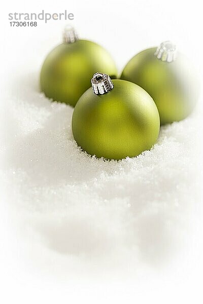 Schöne mattgrüne Weihnachtsornamente auf Schneeflocken Platz für eigenen Text