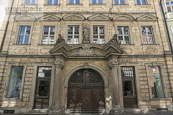 Fassade des Bibra-Palais  gebaut 1716  Doppelwappen Bibra-Eyb über dem Torbogen  Bamberg  Oberfranken  Bayern  Deutschland  Europa