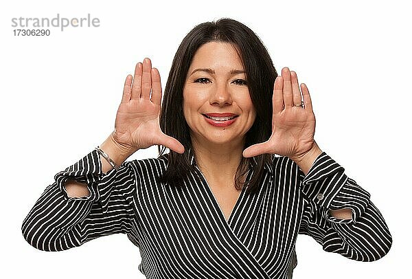 Attraktive multiethnische Frau mit Händen  die ihr Gesicht einrahmen  vor einem weißen Hintergrund