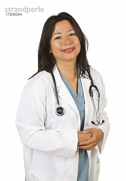 Attraktive hispanische Arzt oder Krankenschwester vor einem weißen Hintergrund