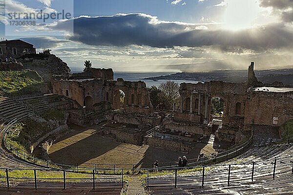 Antikes Theater  Teatro Greco im Gegenlicht  Taormina  Provinz Messina  Sizilien  Italien  Europa