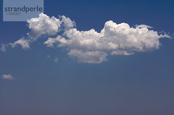 Puffy Wolken auf einem blauen Himmel