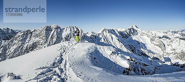 Alpspitz Gipfel  Skitourengeher auf Skitour zur Alpspitze  Bernadeinkopf  Blick über das Wettersteingebirge mit Schnee im Winter  Garmisch-Partenkirchen  Bayern  Deutschland  Europa