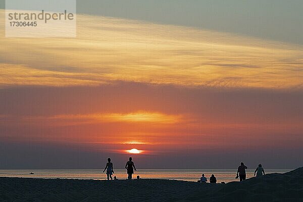 Sonnenuntergang am Strand  Warnemünde  Rostock  Mecklenurg-Vorpommern  Deutschland  Europa