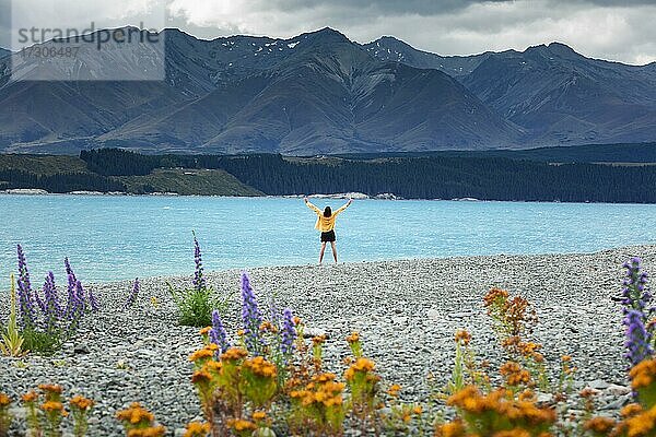 Kerl an einem Strand am Lake Tekapo  Region Canterbury  Mackenzie District  Südinsel  Neuseeland  Ozeanien