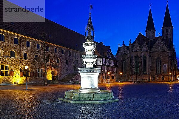 Mittelalterlicher Brunnen  Gewandhaus und Martinikirche  blaue Stunde  Braunschweig  Niedersachsen  Deutschland  Europa