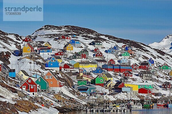 Bunte Holzhäuser  Winter  Kangaamuit  Grönland  Dänemark  Nordamerika