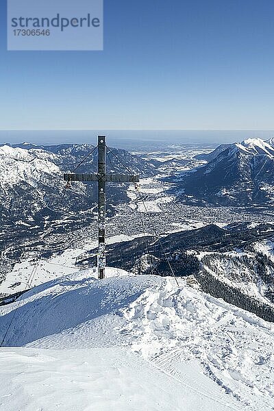 Alpspitz Gipfel mit Gipfelkreuz  Skitour zur Alpspitze  Blick auf Garmisch-Patenkirchen  Wettersteingebirge mit Schnee im Winter  Garmisch-Partenkirchen  Bayern  Deutschland  Europa