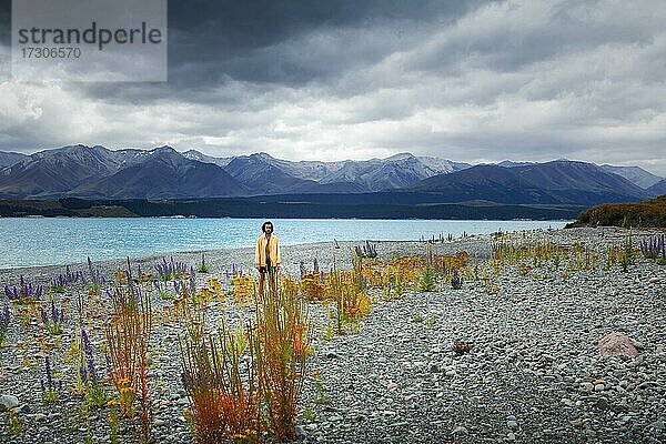 Kerl an einem Strand am Lake Tekapo  Region Canterbury  Mackenzie District  Südinsel  Neuseeland  Ozeanien