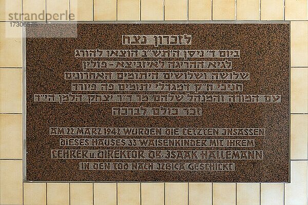 Gedenktafel an die Lehrer und Waisenkinder die 1942 von der Naziherrschaft deportiert wurden  Synagoge  Fürth  Mittelfranken  Bayern  deutschland