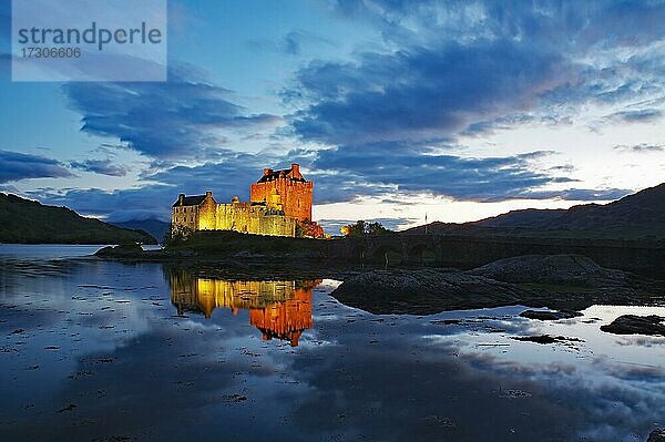 Abenddämmerung  Eilean Donan Castle  steinerne Brücke  Filmlocation  Dornie  Highlands  Schottland  Großbritannien  Europa