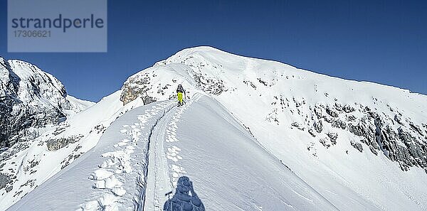 Alpspitz Ostgrad  Skitourengeher auf Skitour zur Alpspitze  Bernadeinkopf  Blick über das Wettersteingebirge mit Schnee im Winter  Garmisch-Partenkirchen  Bayern  Deutschland  Europa