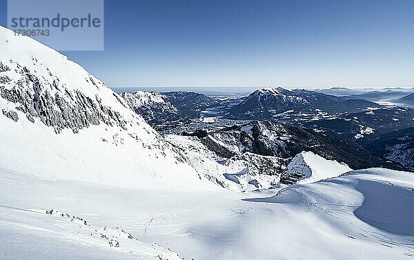 Alpspitz Osthang  Blick über das Wettersteingebirge mit Schnee im Winter  Garmisch-Partenkirchen  Bayern  Deutschland  Europa