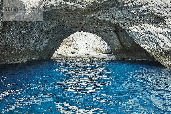 Leuchtend blaues Wasser am Eingang zur eingestürzten Höhle Sykia  Milos  Kykladen  Griechenland  Europa