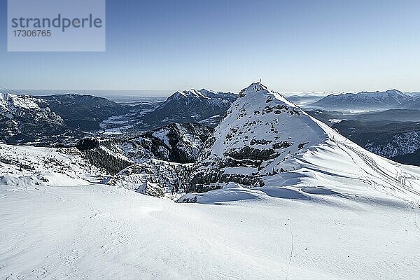 Bernadeinkopf  Blick über das Wettersteingebirge mit Schnee im Winter  Garmisch-Partenkirchen  Bayern  Deutschland  Europa