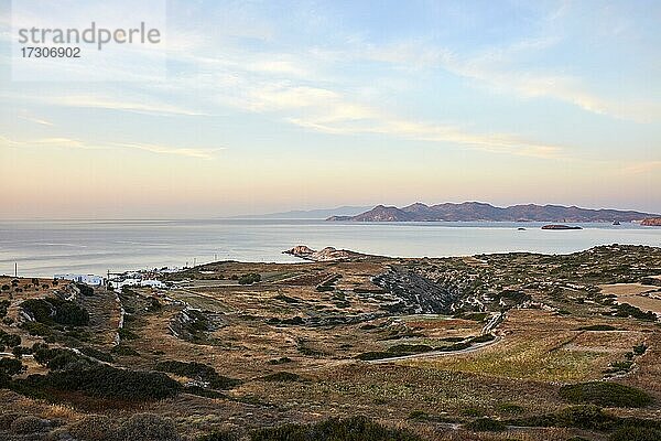 Blick nach Sonnenuntergang auf Mandrakia auf Milos  Kimonos im Hintergrund  Milos  Kykladen  Griechenland  Europa