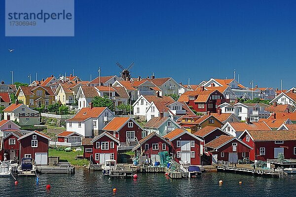 Hafen mit Holzhäusern  Windmühle  Fiskebäckskil  Västra Götalands  Schweden  Europa