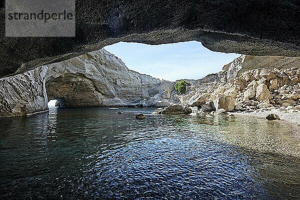 Kesselartige Felswände der eingestürzten Höhle Sykia  Milos  Kykladen  Griechenland  Europa