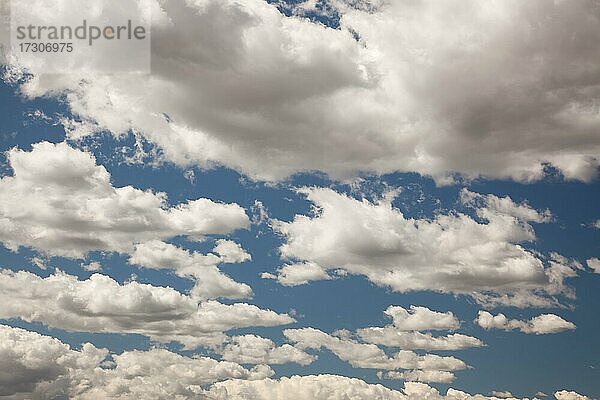 Schöner Himmel und Wolken an einem tiefblauen Himmel