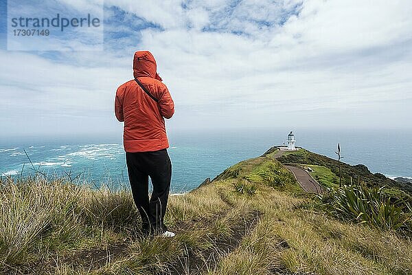 Guy vor dem Cape Reinga Leuchtturm  Cape Reinga  Te Rerenga Wairua  Northland  Nordinsel  Neuseeland  Ozeanien