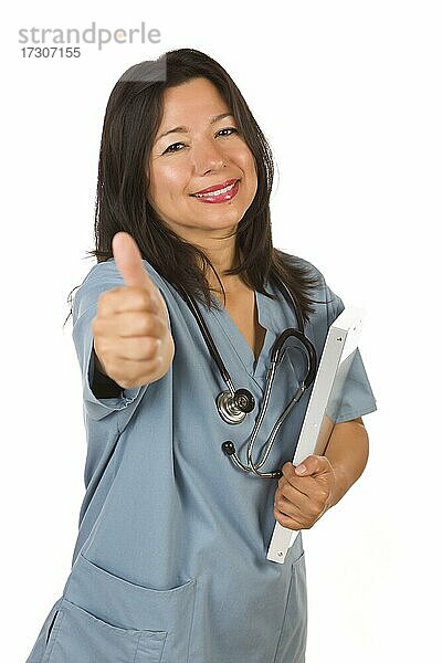 Glückliche attraktive hispanische Arzt oder Krankenschwester mit Daumen nach oben vor einem weißen Hintergrund