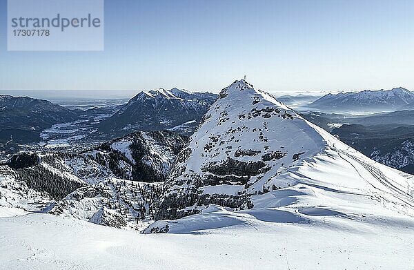 Bernadeinkopf  Blick über das Wettersteingebirge mit Schnee im Winter  Garmisch-Partenkirchen  Bayern  Deutschland  Europa