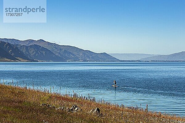 Guy on SUP  Lake H?wea  Lake H?wea  Region Otago  Queenstown-Lakes District  Südinsel  Neuseeland  Ozeanien