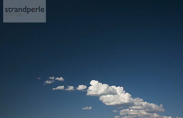 Dramatische Wolken an einem tiefblauen Himmel