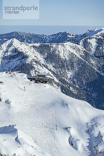 Alpspitzbahn auf dem Osterfelderkopf  Blick über das Wettersteingebirge mit Schnee im Winter  Garmisch-Partenkirchen  Bayern  Deutschland  Europa