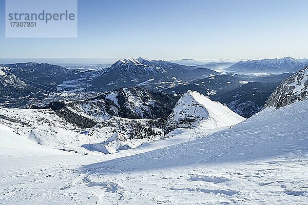 Alpenpanorama  Bernadeinkopf  Blick über das Wettersteingebirge mit Schnee im Winter  Garmisch-Partenkirchen  Bayern  Deutschland  Europa