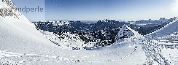 Alpenpanorama von der Skitour zur Alpspitze  Bernadeinkopf  Blick über das Wettersteingebirge mit Schnee im Winter  Garmisch-Partenkirchen  Bayern  Deutschland  Europa