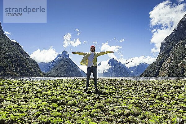 Guy am Milford Sound  Gebiet Milford Sound  Fiordland National Park  Fiordland  Südinsel  Neuseeland  Ozeanien