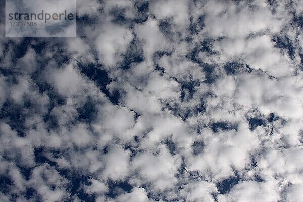 Schöne Wolken an einem tiefblauen Himmel
