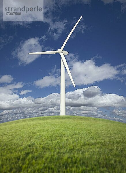 Einzelne Windkraftanlage über Grasfeld  dramatischer Himmel und Wolken