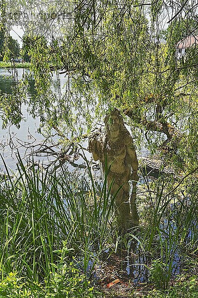 Skulptur des Herkules von Erwin Franz Wiegerling mit Trauerweide  Kloster Seeon  Oberbayern  Bayern  Deutschland  Europa