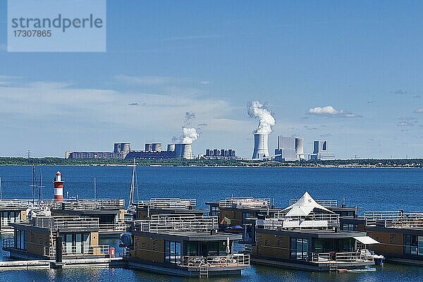 Hausbootanlage  Bärwalder See  dahinter Braunkohlekraftwerk Boxberg  Lausitzer Seenlandschaft  größter See von Sachsen  geflutetes Restloch des Tagesbaus Bärwalde  Boxberg  Klitten und Uhyst  Sachsen  Deutschland  Europa