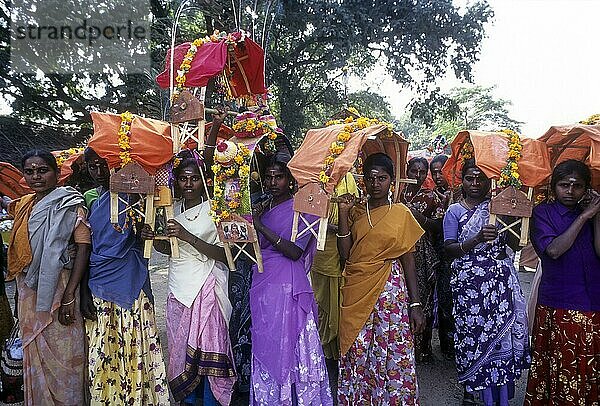 Weibliche Gläubige tragen Kavadi auf ihren Schultern nach Palani am Thai Poosam Tag  Tamil Nadu  Indien  Asien