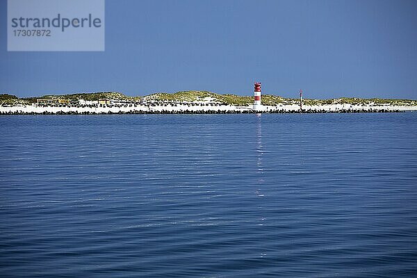 Nordsee  Blick auf die Insel Düne mit dem Leuchtturm am Südstrand  Helgoland  Schleswig-Holstein  Deutschland  Europa