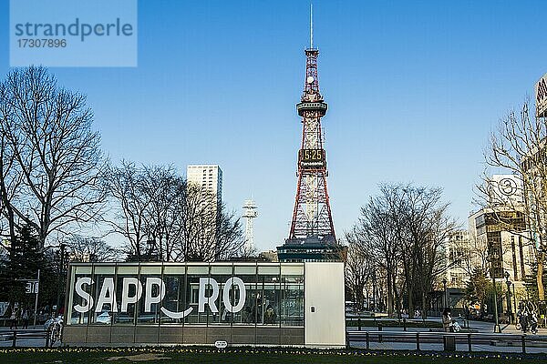 Fernsehturm in der Innenstadt von Sapporo  Odori Park  Hokkaido  Japan  Asien