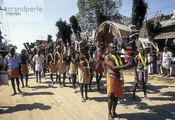 Gläubige tragen Kavadi auf ihren Schultern nach Palani am Thai Poosam Tag  Tamil Nadu  Indien  Asien